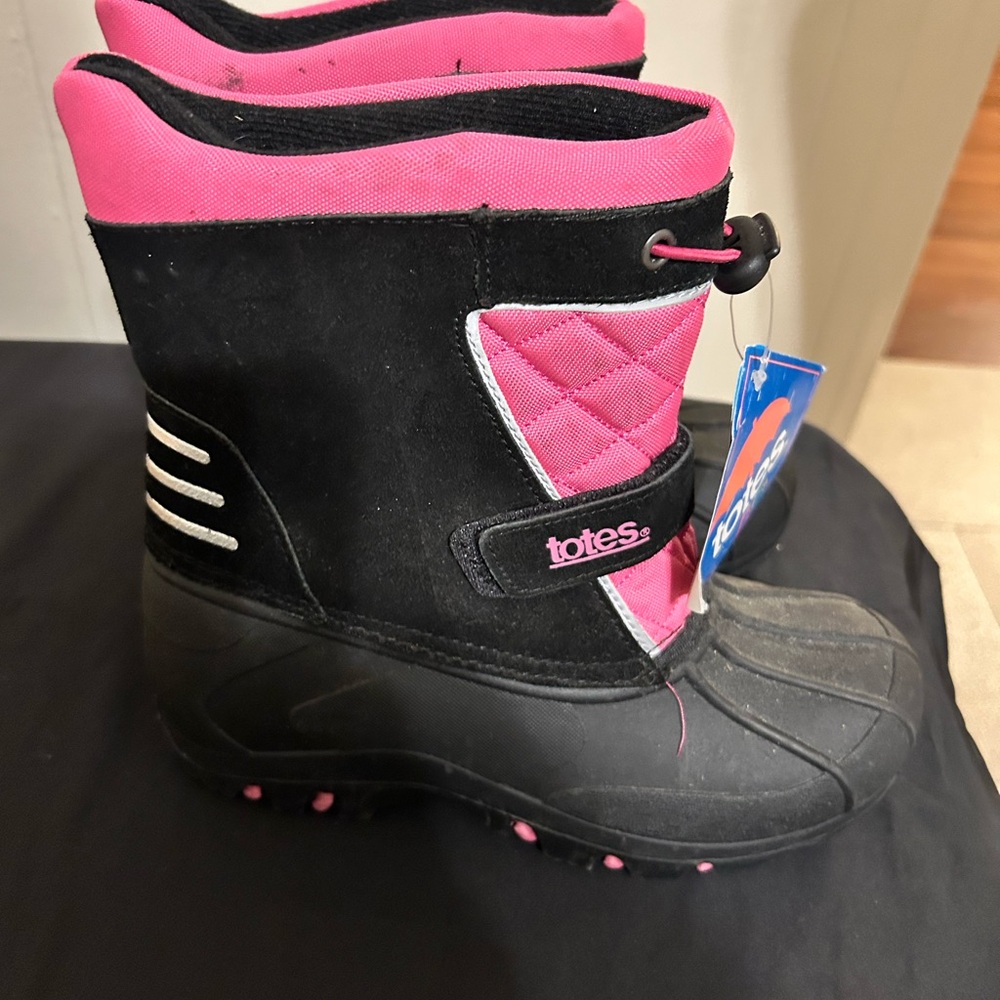 New With Tags Big Girl’s Totes Pink and Black Kids Snow Boots Size 5 - Picture 2 of 5